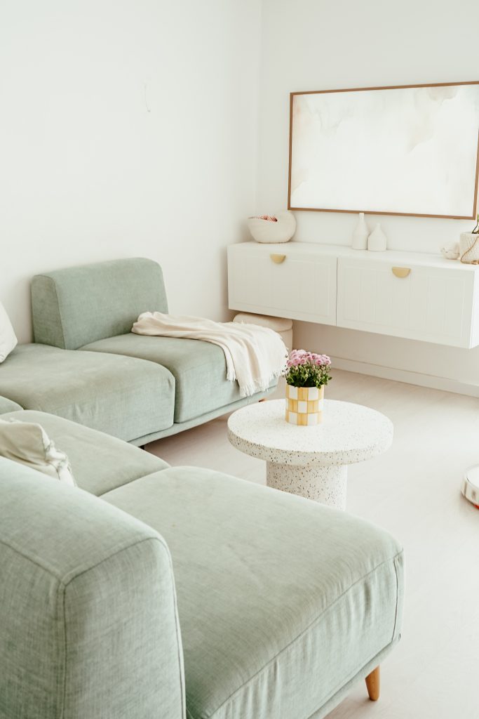 Localización en Valencia estilo nude y texturas orgánicas. Dúplex moderno ideal para anuncios y sesiones lifestyle, con luz natural y ambientes diáfanos cálidos.