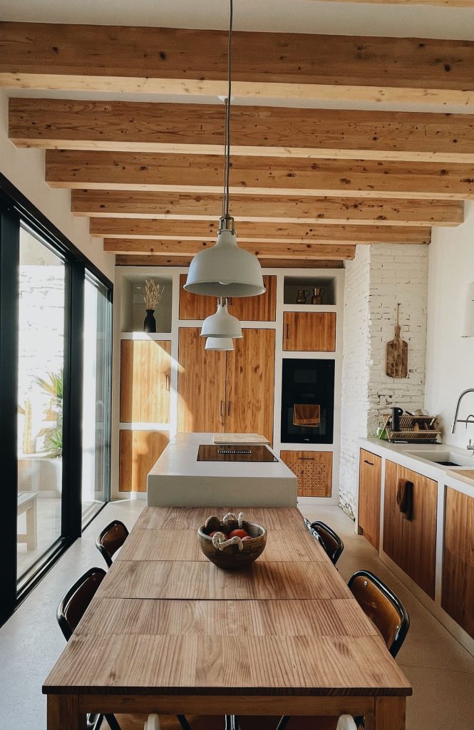 Casa Horta Nord es una localización film-friendly en plena huerta de Valencia, ideal para rodajes, shootings y producciones audiovisuales. Espacio cuidado, estética mediterránea, luz natural y total funcionalidad a solo 1 km de la ciudad.