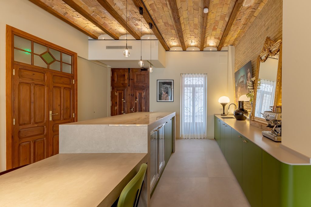 Hotel Vintage film-friendly Valencia. Espacio modernista con 4 habitaciones, patios mediterráneos y estética retro-chic, ideal para cine, publicidad y fotografía.
