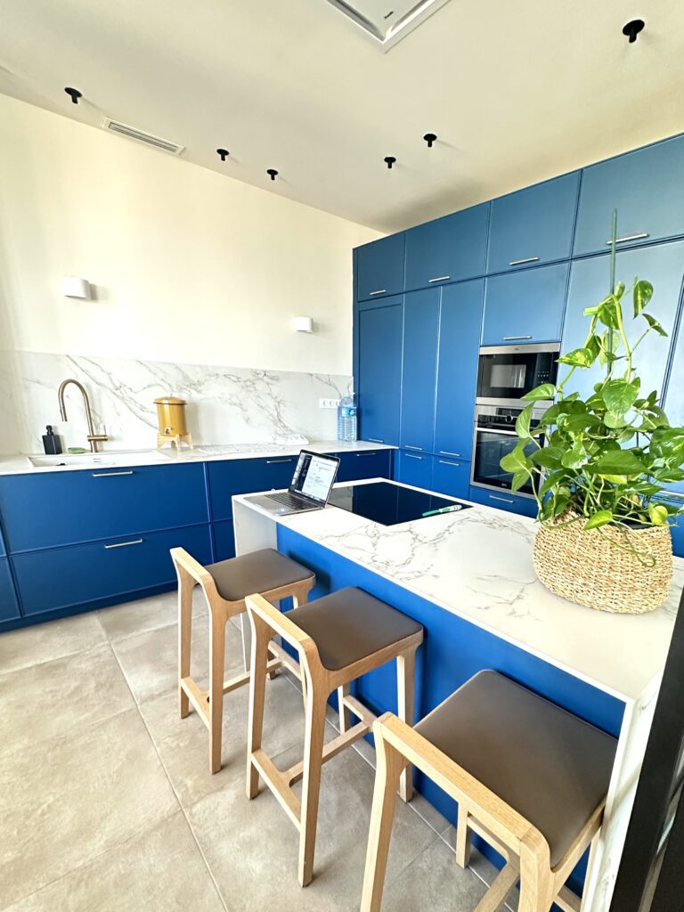 Finca regia film-friendly en Barcelona de 220 m² con suelos en espiga, molduras originales, baño tipo spa y luz natural abundante. Espacio versátil y preparado para rodajes, shootings y producciones audiovisuales.